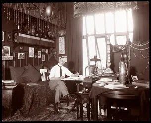 Will R. Barnes dibujando en su estudio, c.1900